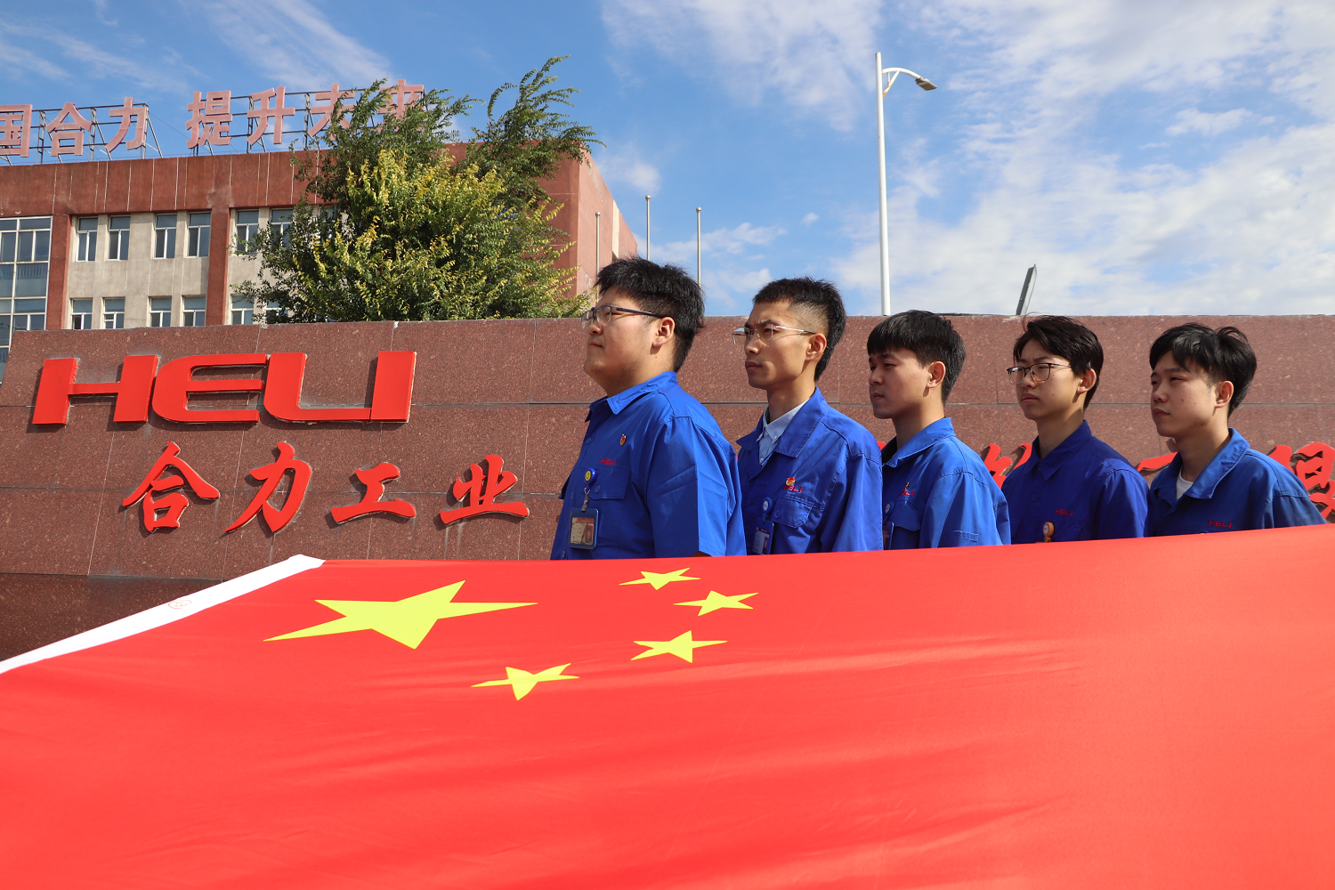 与国旗合影11.png